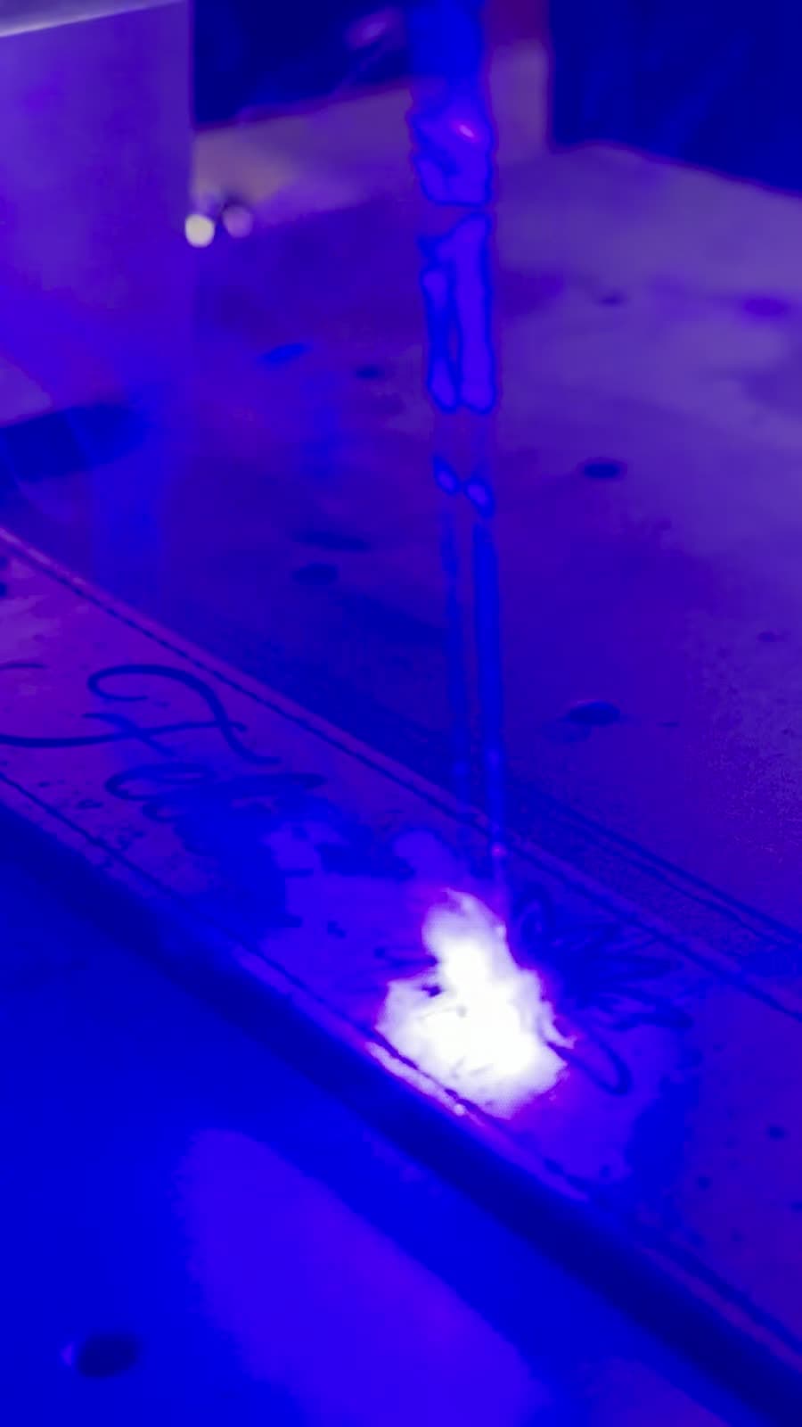 Laser graviert ein Werkstück in der Werkstatt
